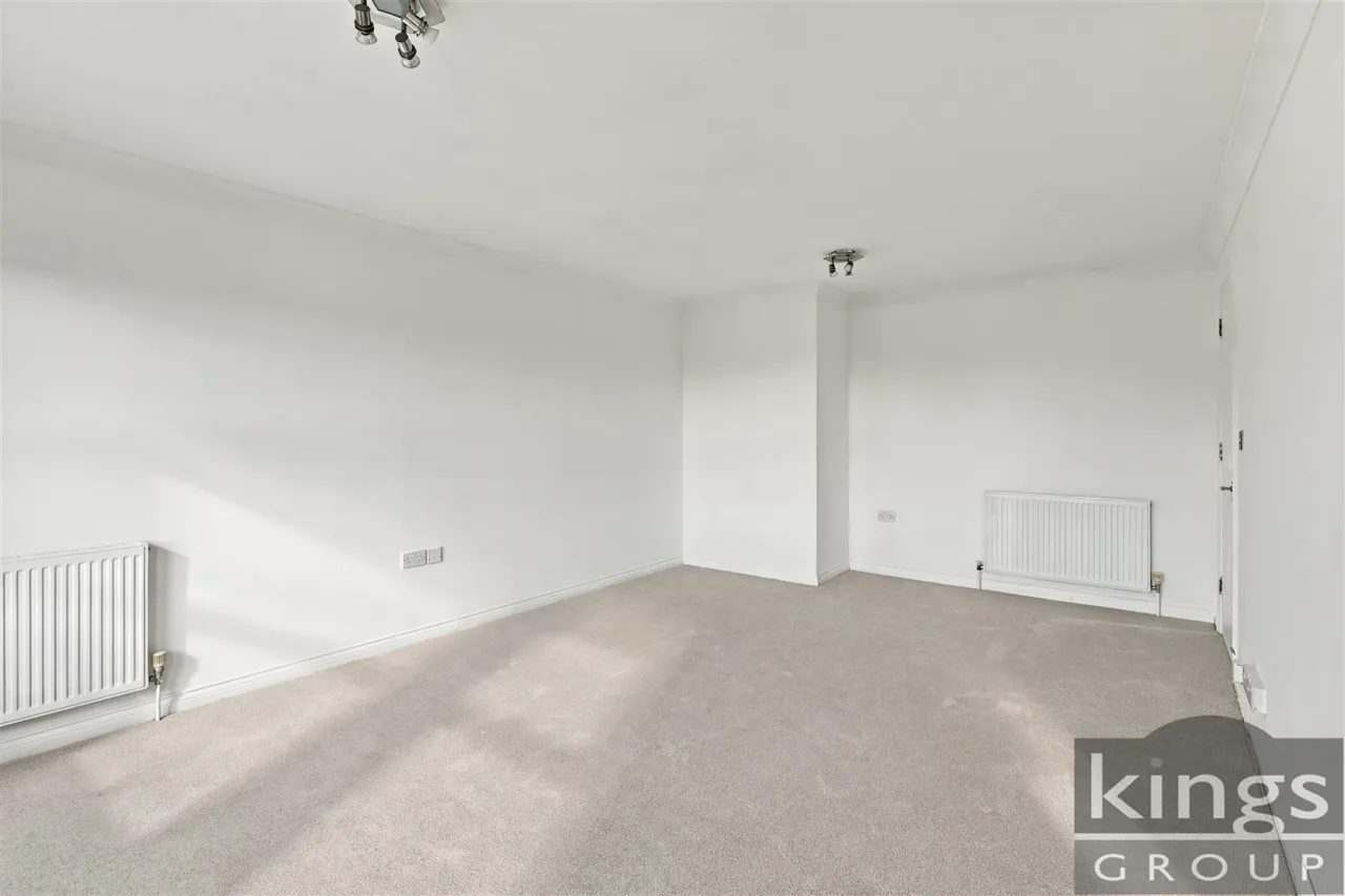 Cobham Close, Enfield, photo 4