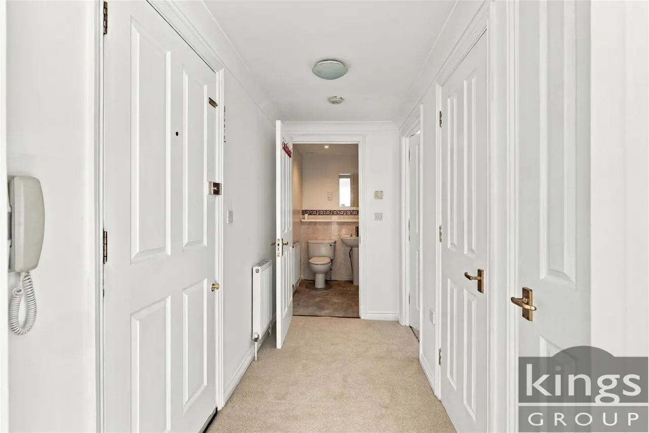 Cobham Close, Enfield, photo 8