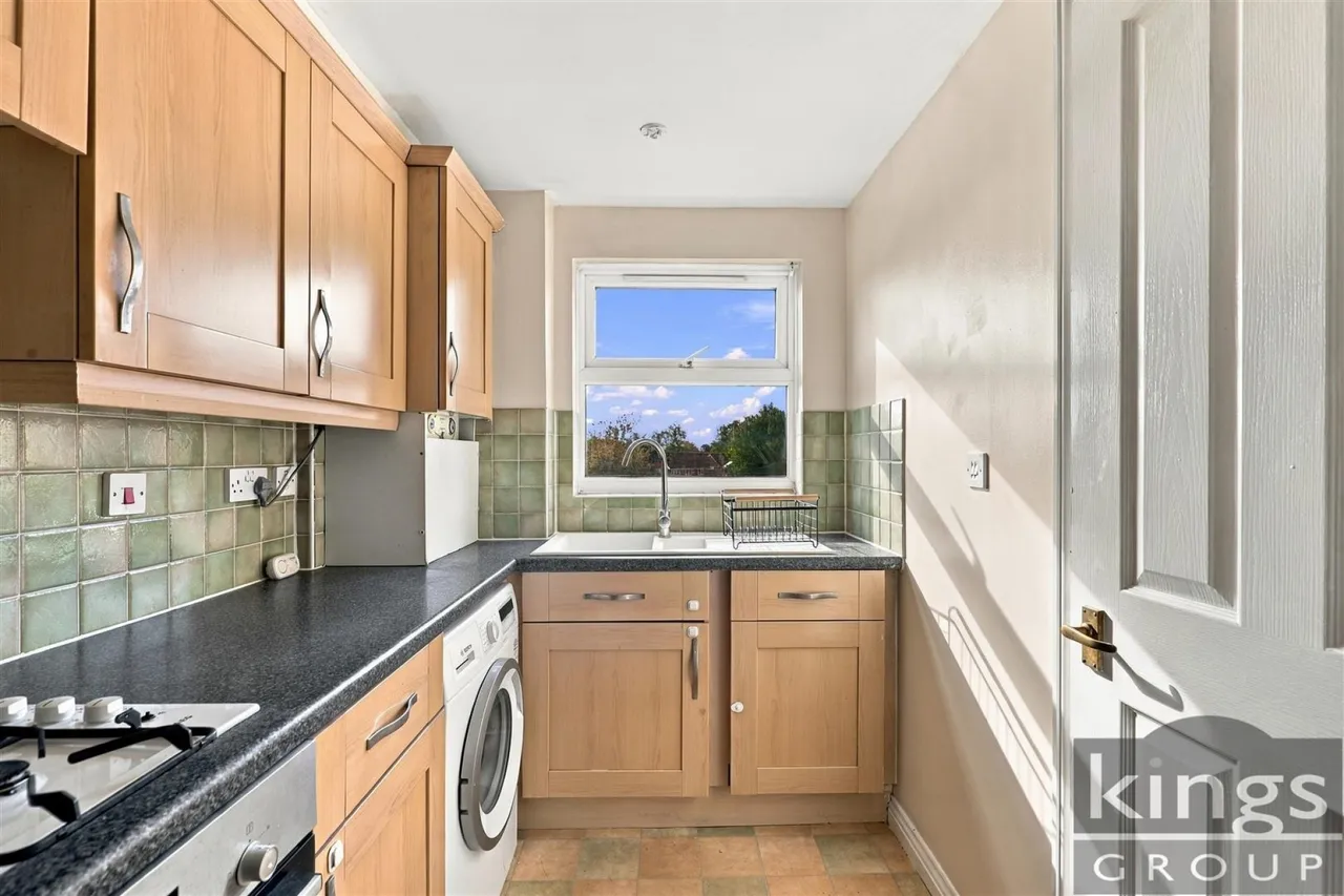 Cobham Close, Enfield, photo 7