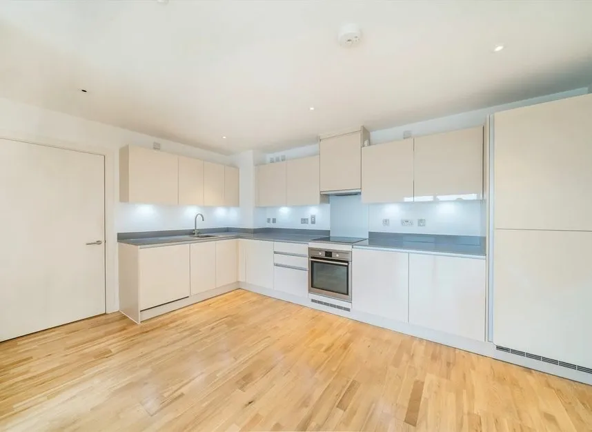 Streatham High Road, Streatham, SW16, photo 2