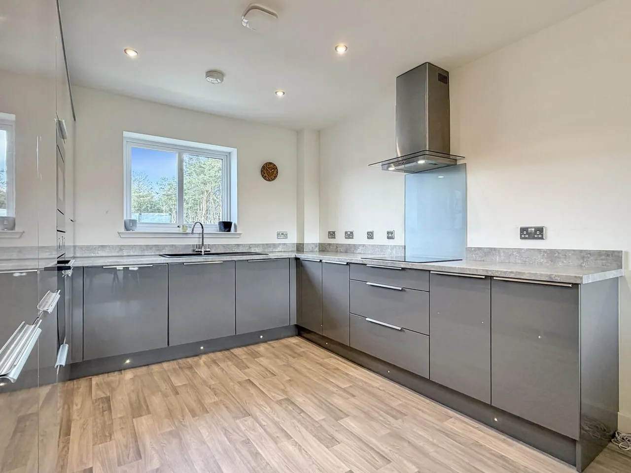 Carnegie Court, Elgin, photo 6