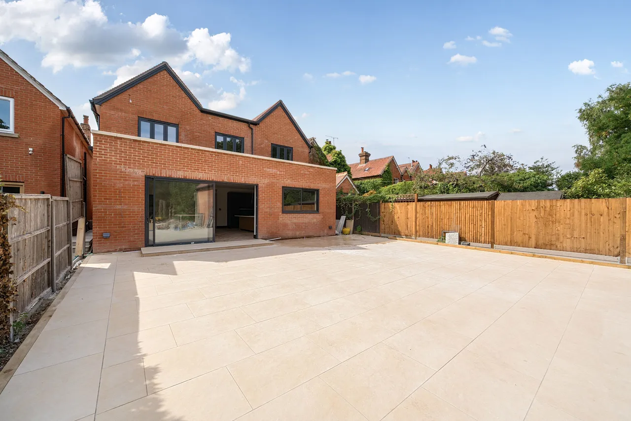 182 Connaught Road, Woking, photo 4