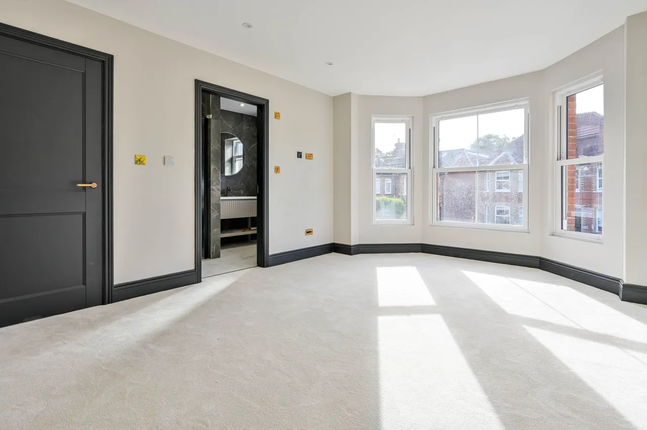 182 Connaught Road, Woking, photo 9
