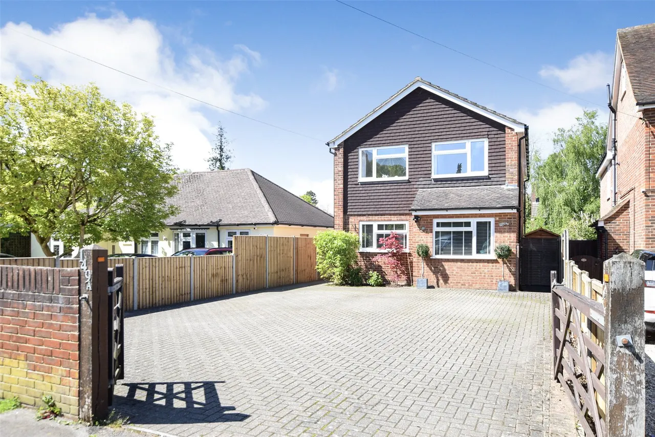 4 bed house for sale — Aldershot Road, Church Crookham, Fleet, Hampshire, GU52 8JS