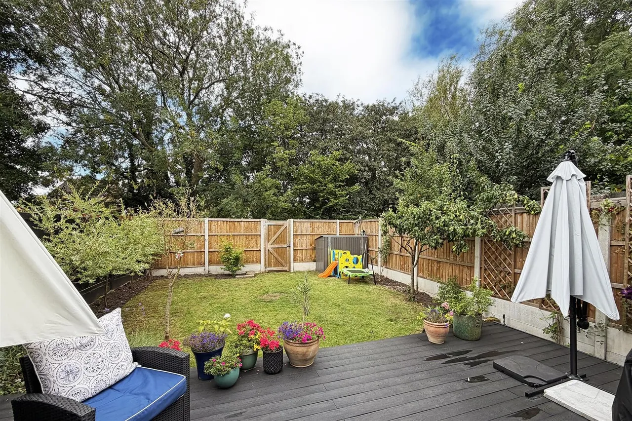 Amberwood Drive Baguley, Manchester M23 9NZ, photo 5
