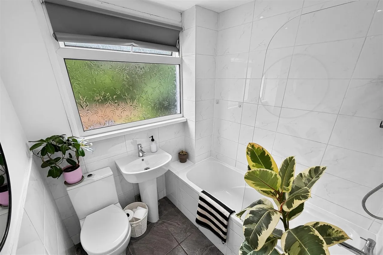 Amberwood Drive Baguley, Manchester M23 9NZ, photo 24