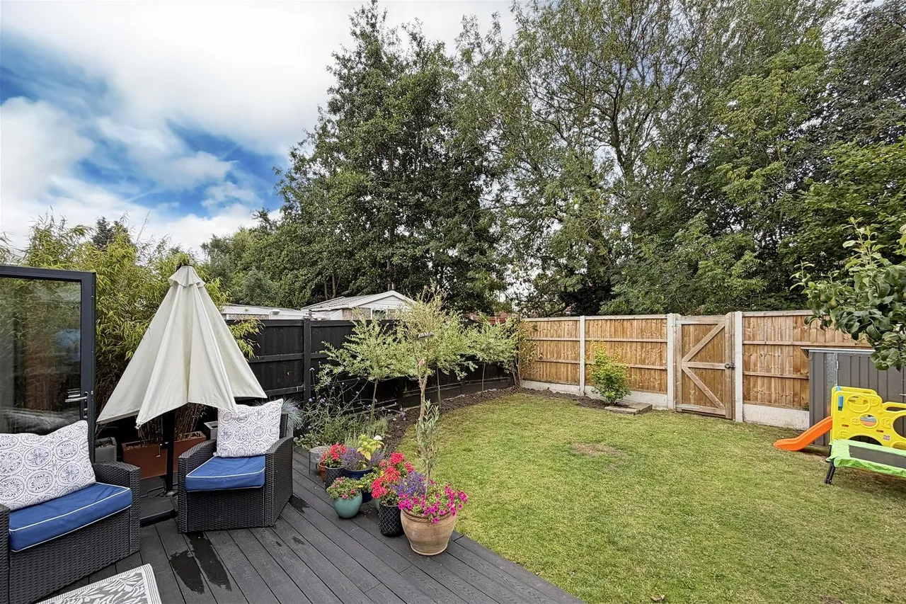 Amberwood Drive Baguley, Manchester M23 9NZ, photo 27