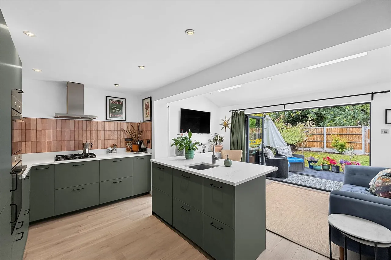 Amberwood Drive Baguley, Manchester M23 9NZ, photo 2