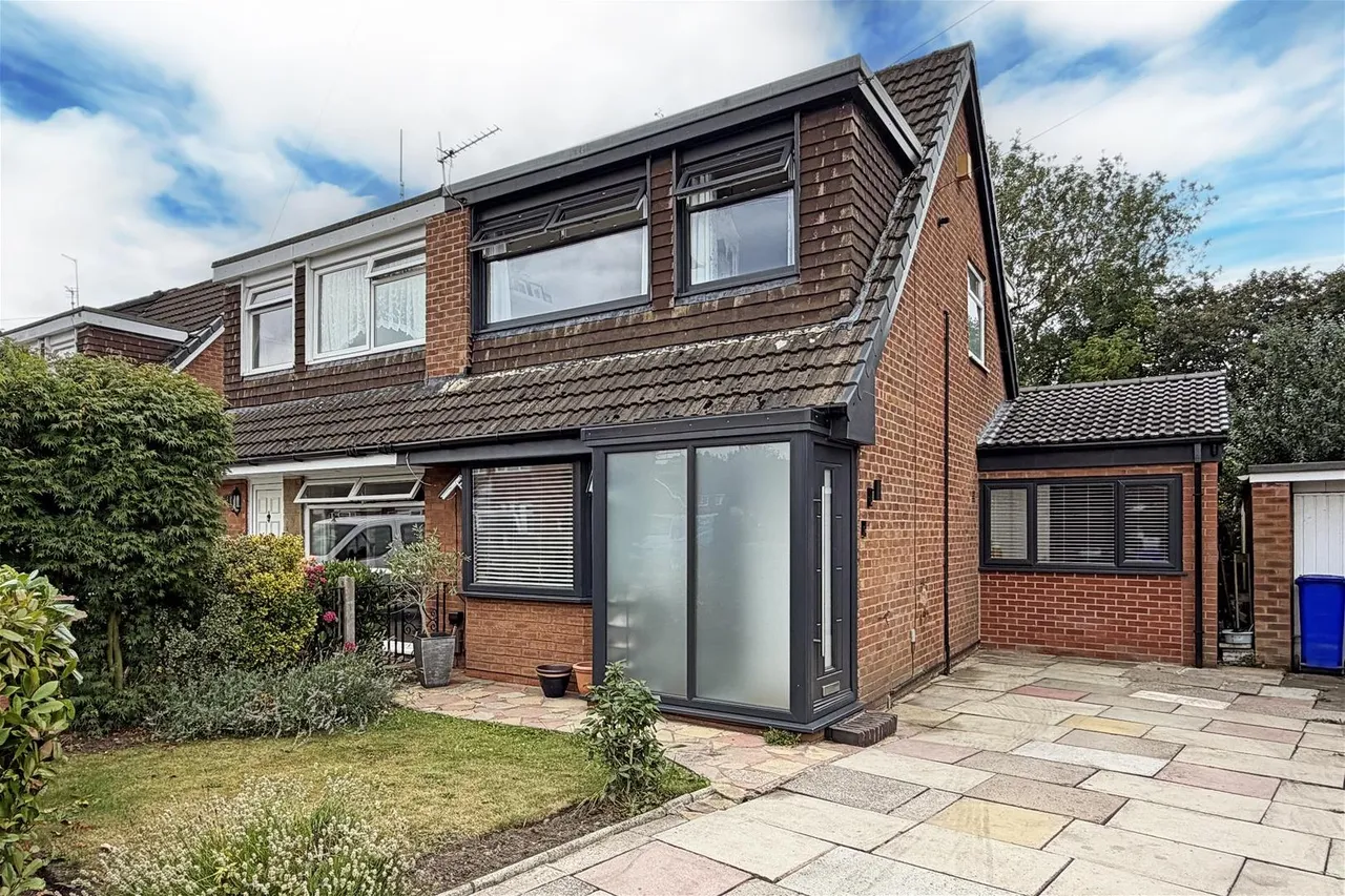 4 bed house for sale — Amberwood Drive Baguley, Manchester M23 9NZ