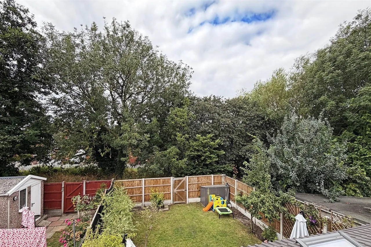 Amberwood Drive Baguley, Manchester M23 9NZ, photo 32