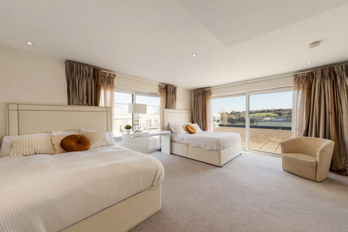 London, NW9, photo 12
