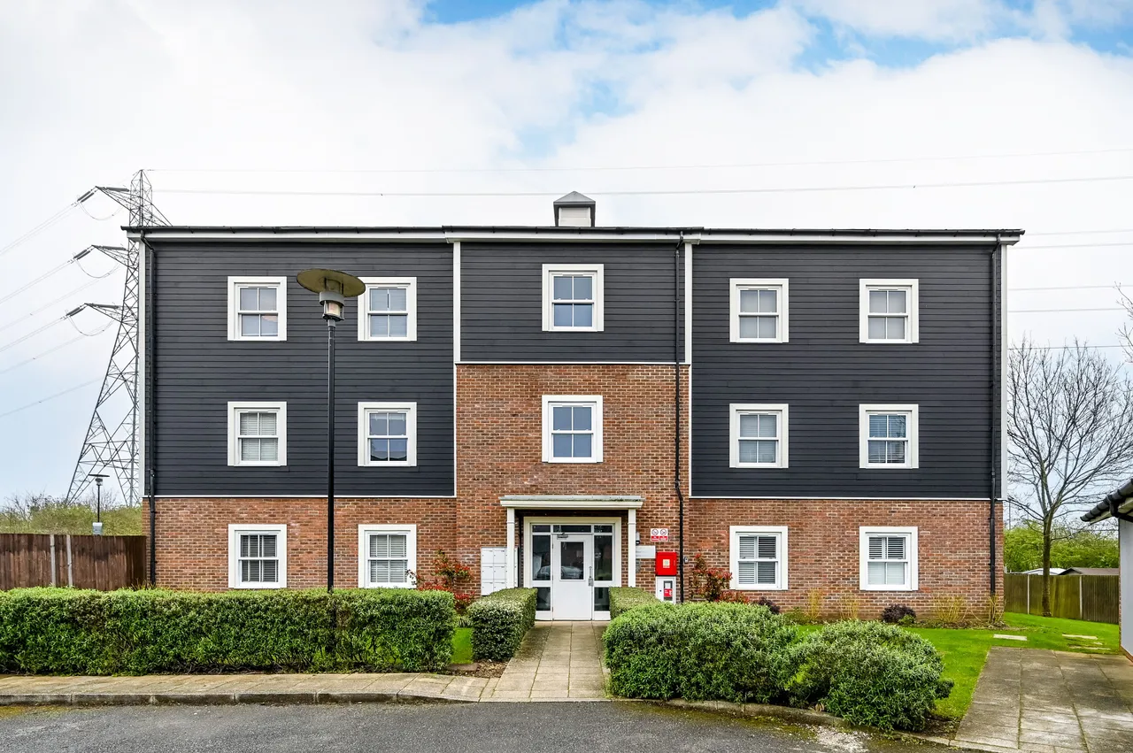2 bed flat for sale — Flat 7, Weare House, 19 Pondside Avenue, Worcester Park