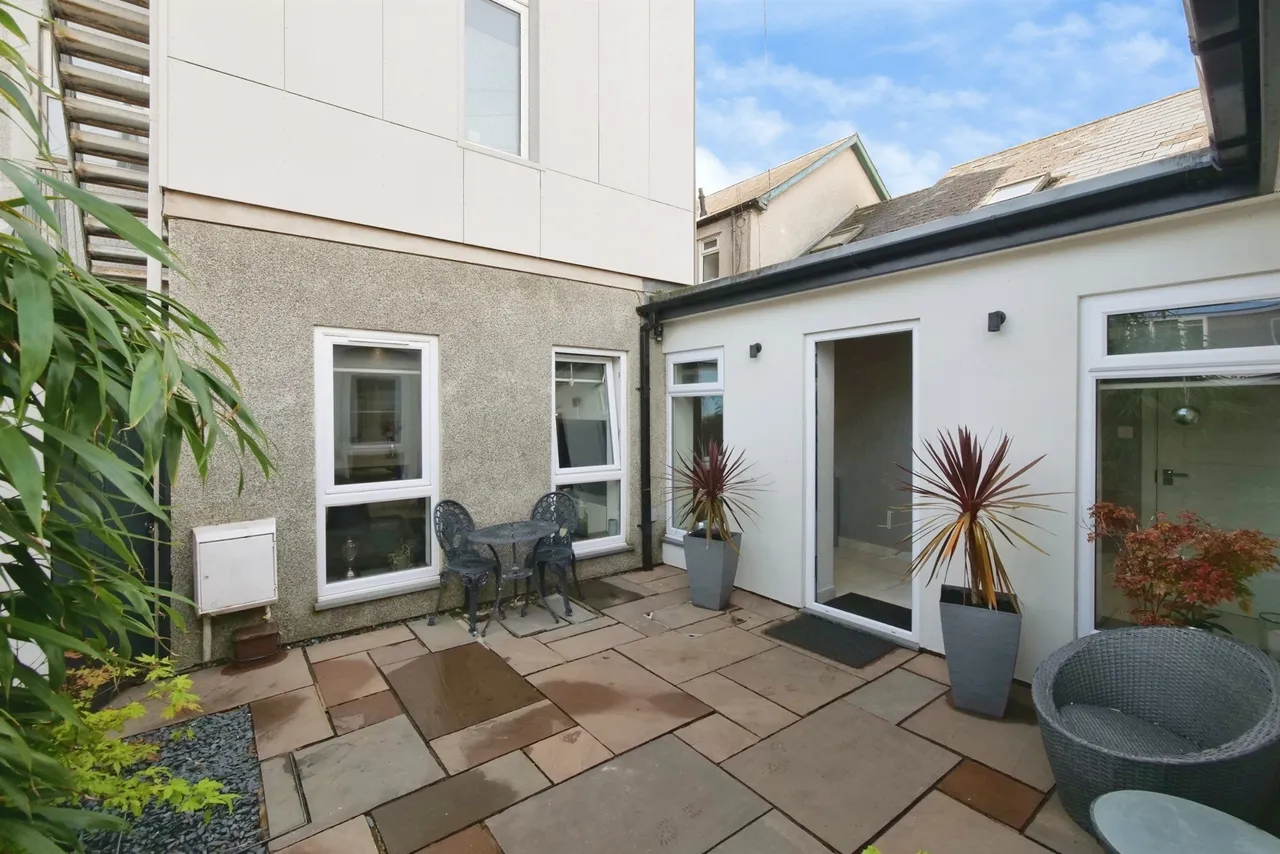 2 bed flat for sale, New Road, Porthcawl, CF36