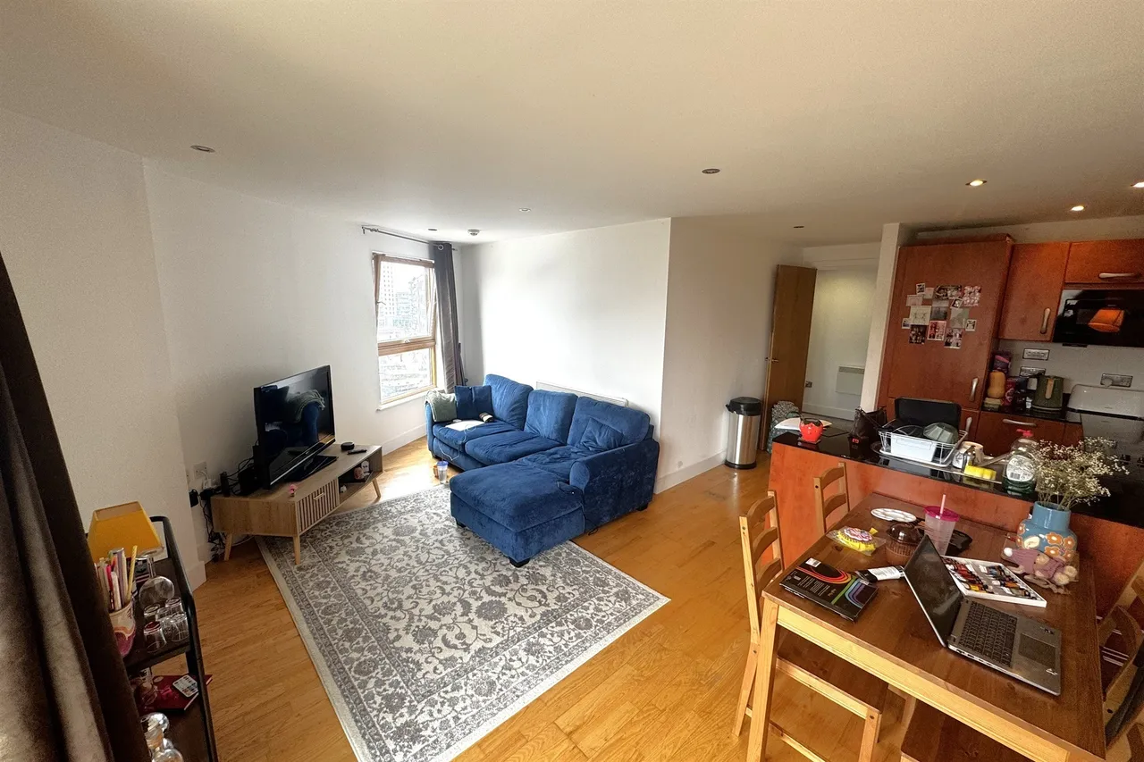 2 bed flat for sale, Armouries Way, Leeds, LS10