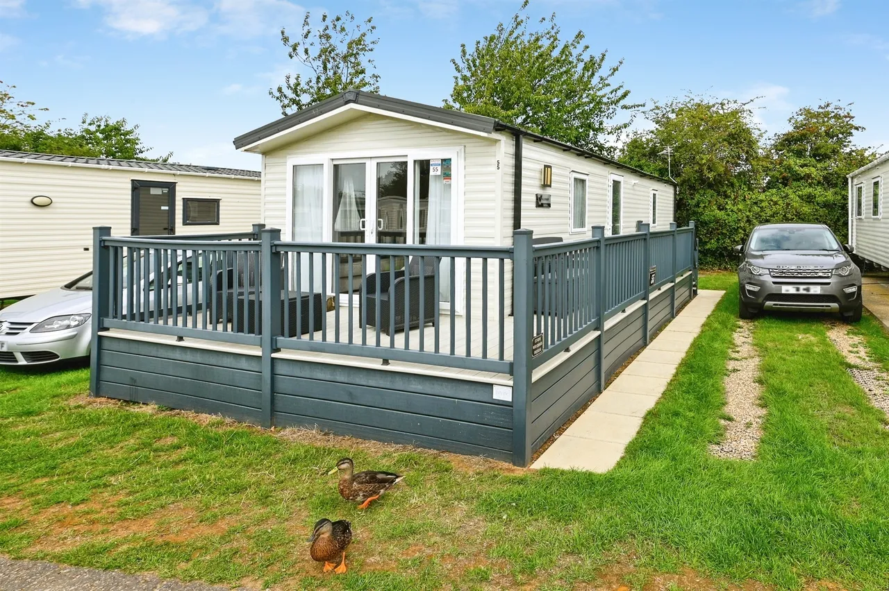 3 bed park home for sale, Manor Road, Manor Park, PE36