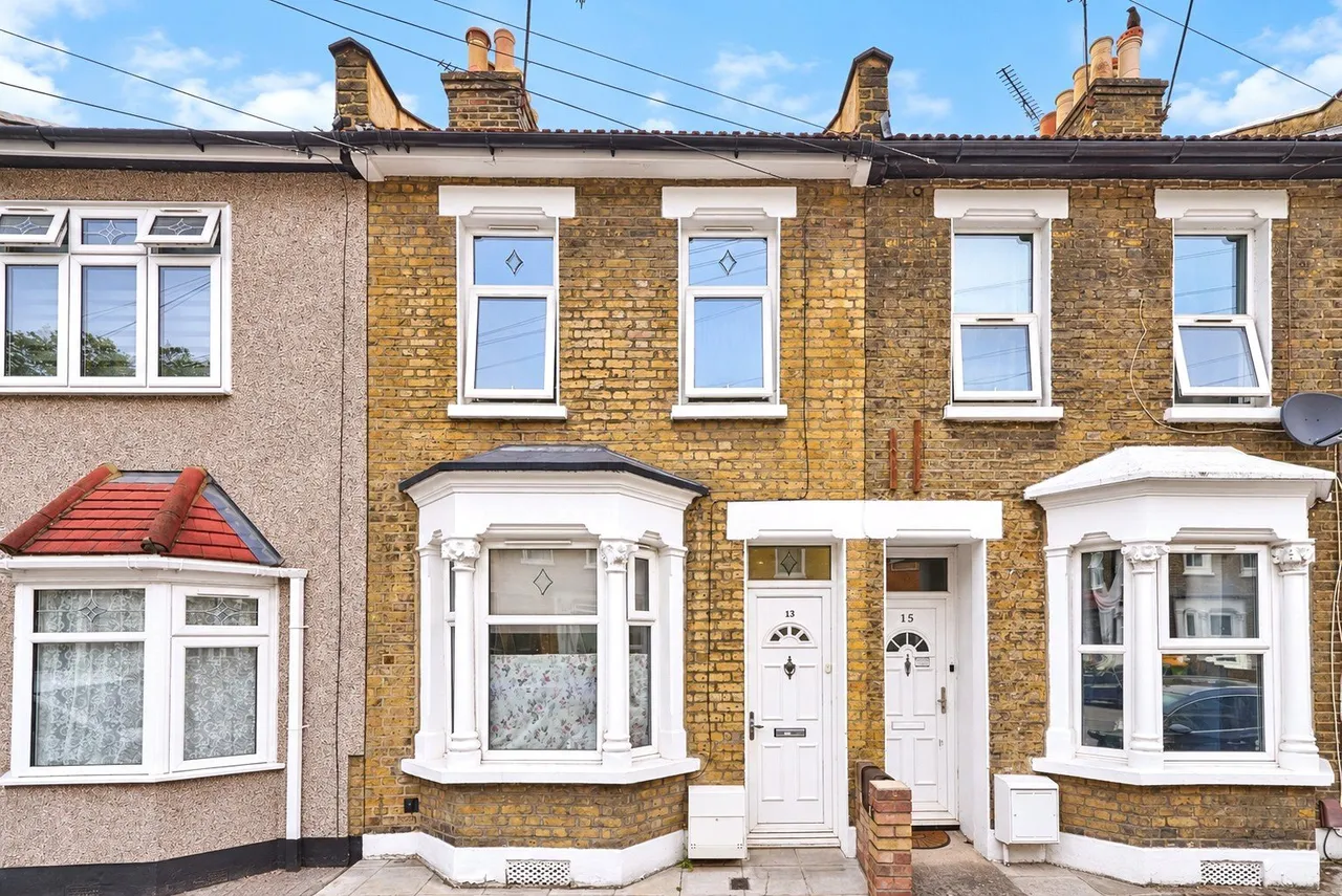 3 bed house for sale — Faringford Road, London, E15