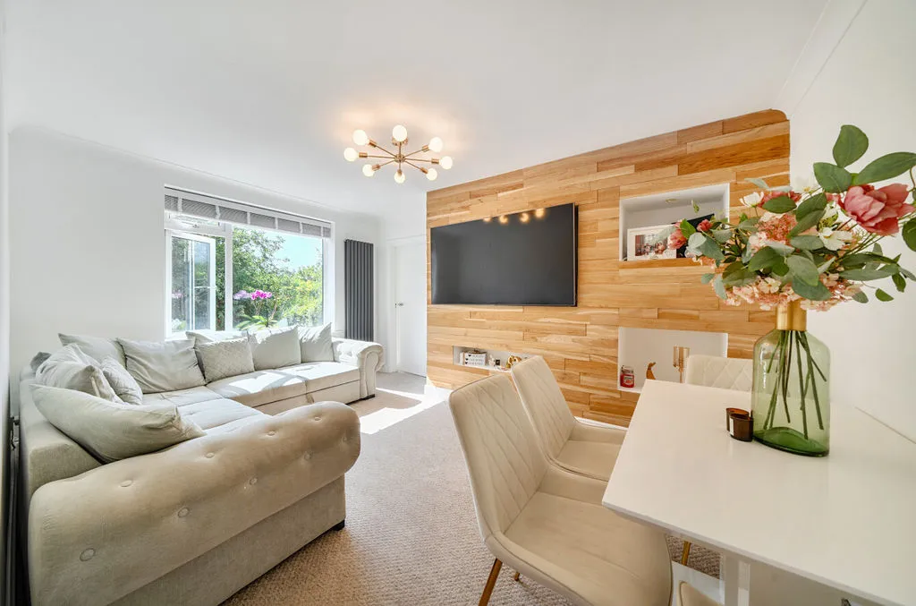 3 bed flat for sale — Downs Court Road, Purley CR8 1BB