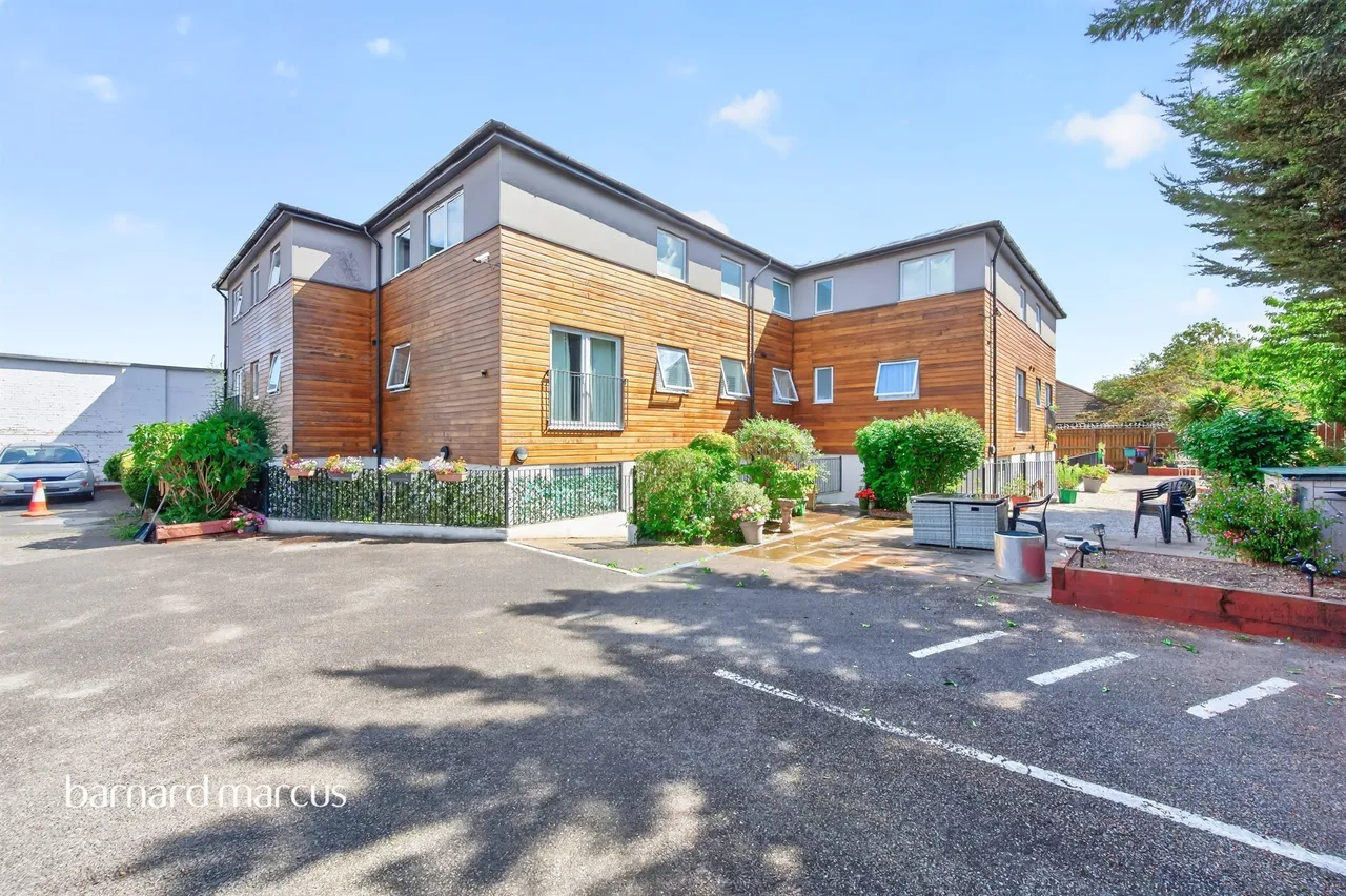 2 bed flat for sale, London Road, Cheam, SM3