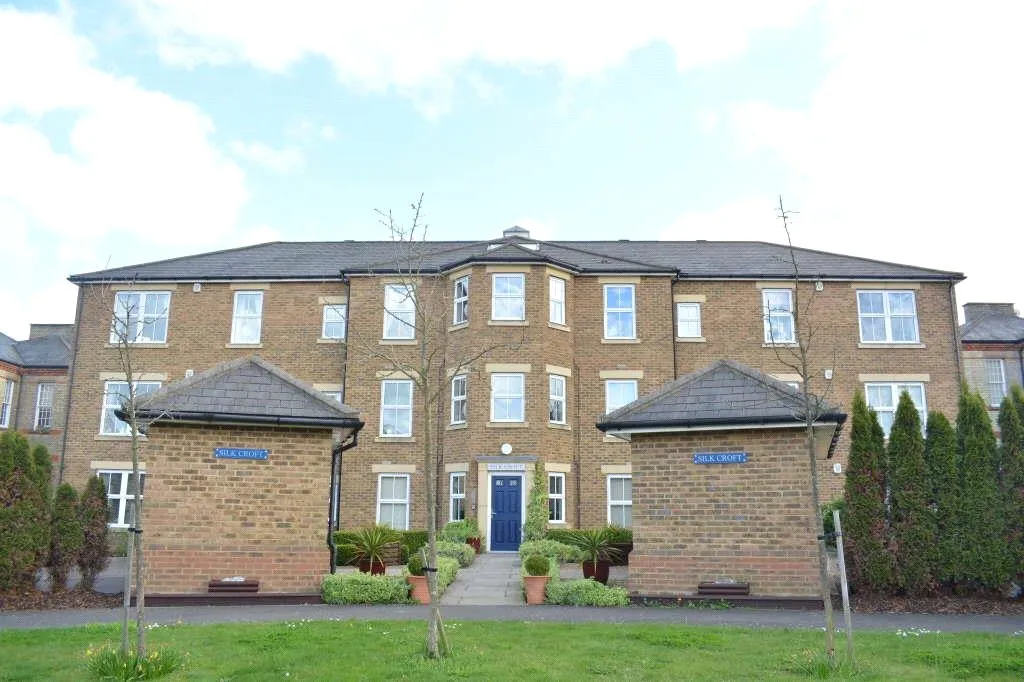 3 bed flat to rent, Horton Crescent, Epsom, KT19