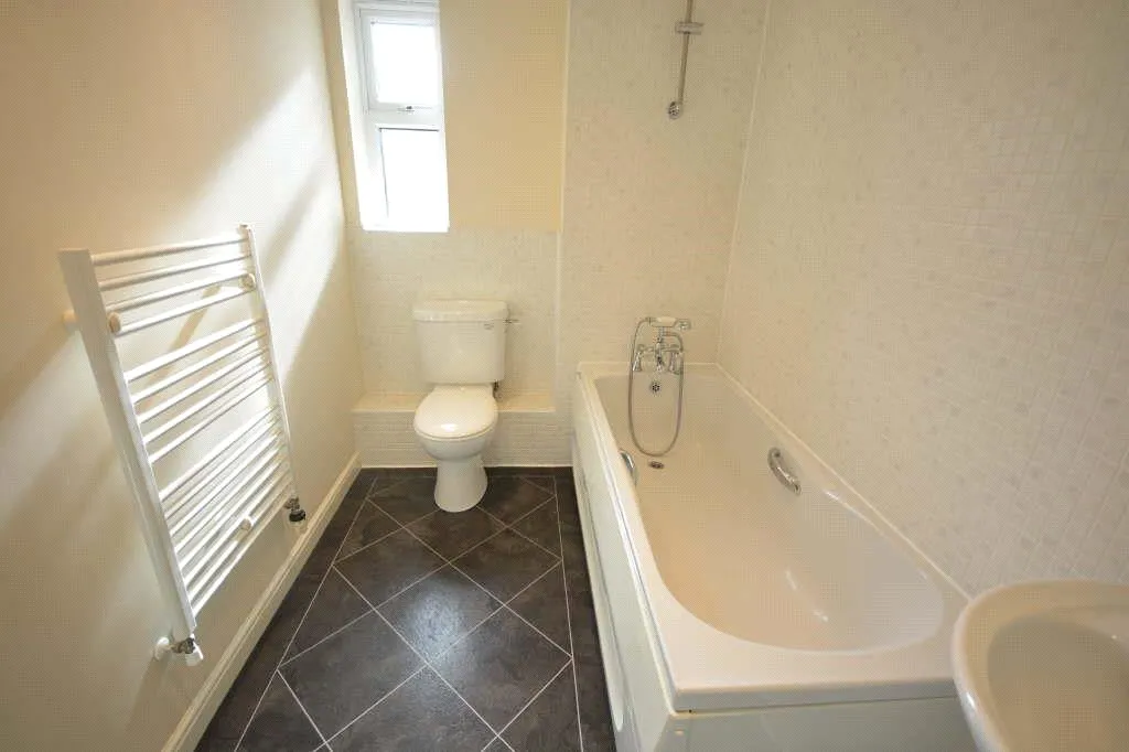 Horton Crescent, Epsom, KT19, photo 4