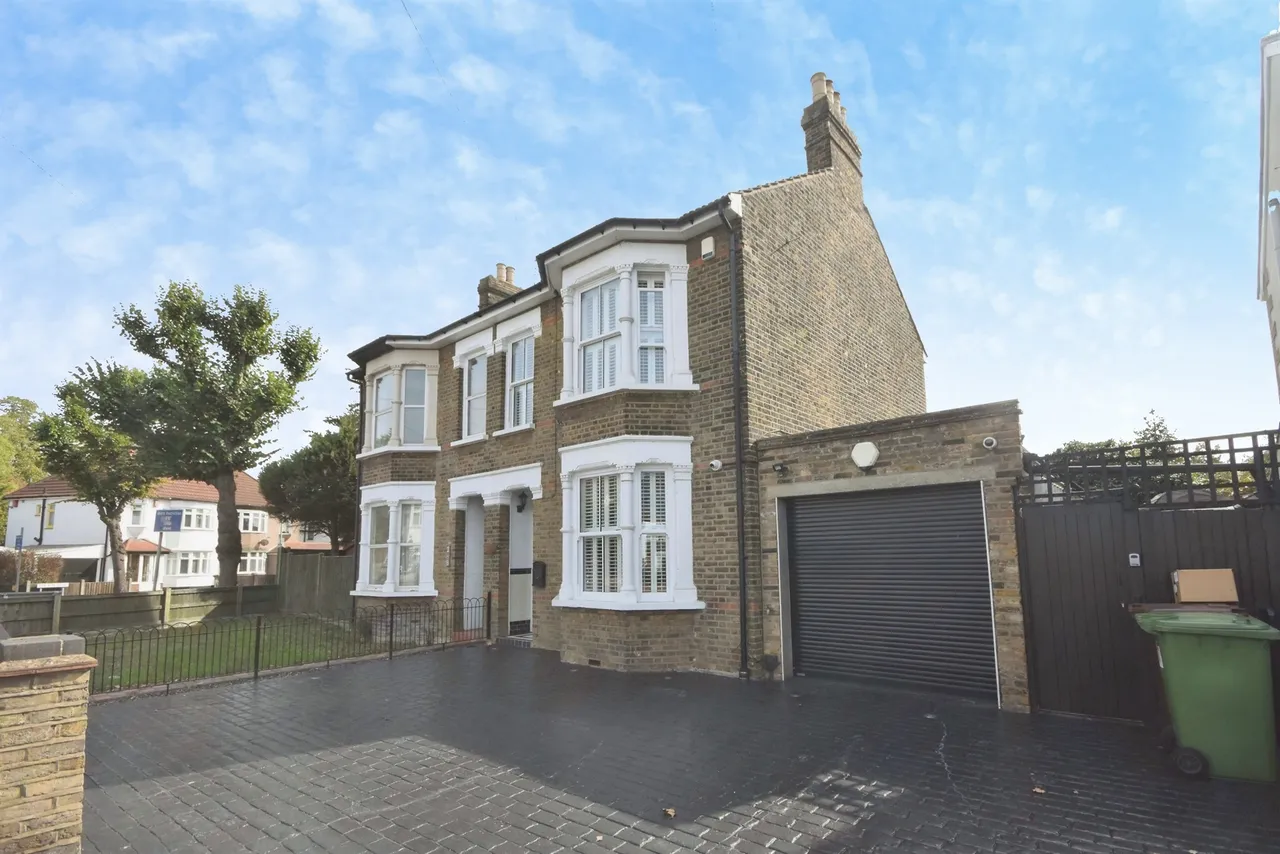 3 bed house for sale, Brentwood Road, Romford, RM1