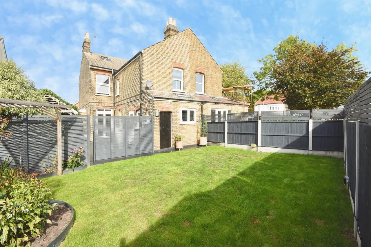 Brentwood Road, Romford, RM1, photo 2