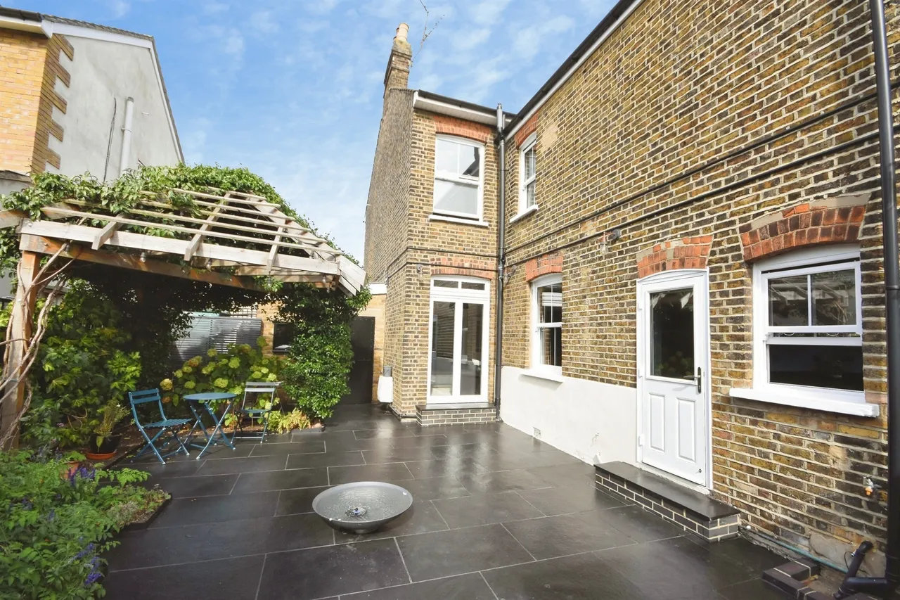 Brentwood Road, Romford, RM1, photo 3