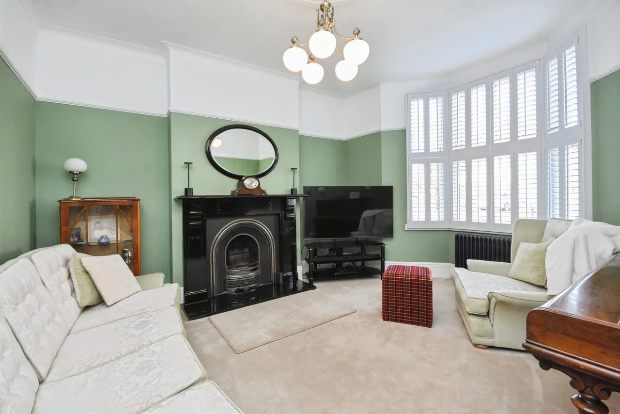 Brentwood Road, Romford, RM1, photo 5