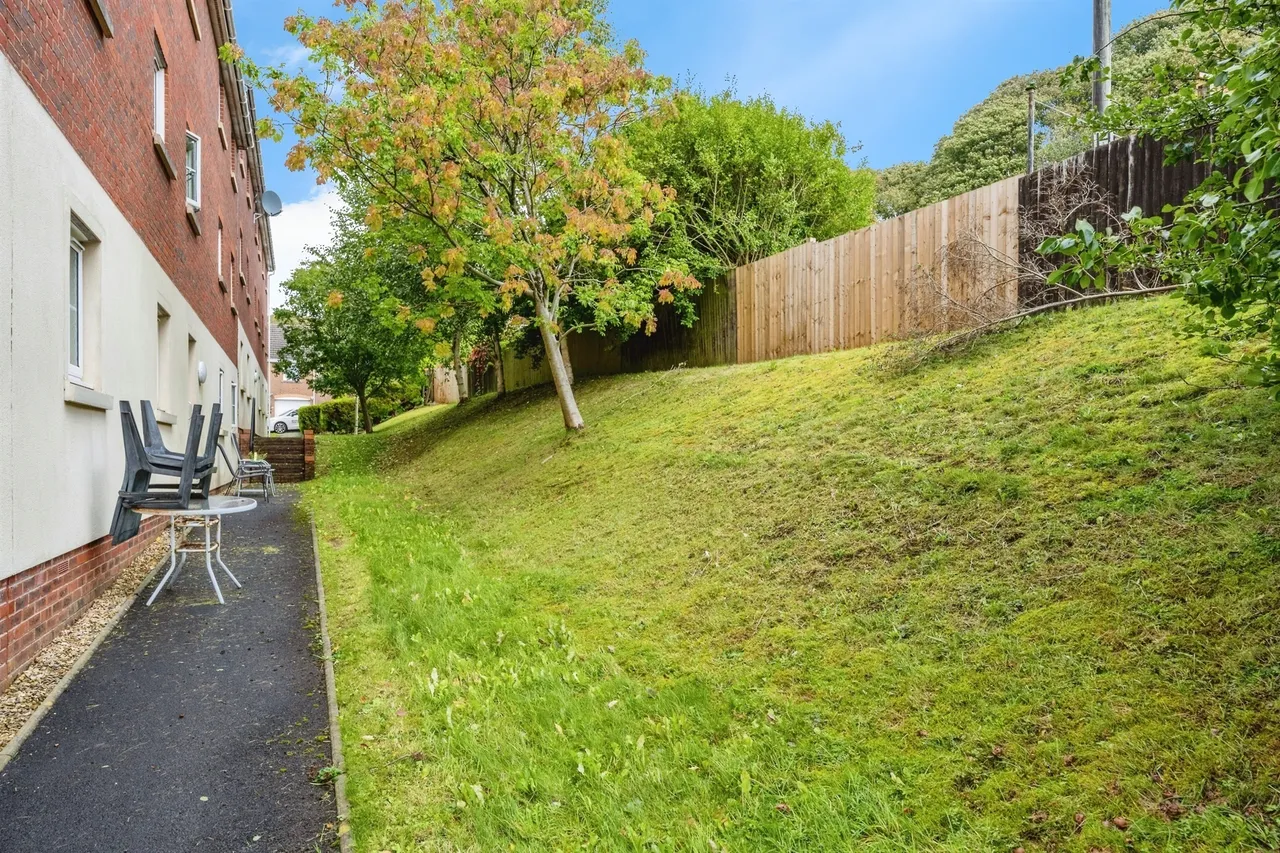 Geraint Jeremiah Close, Neath, SA11, photo 6