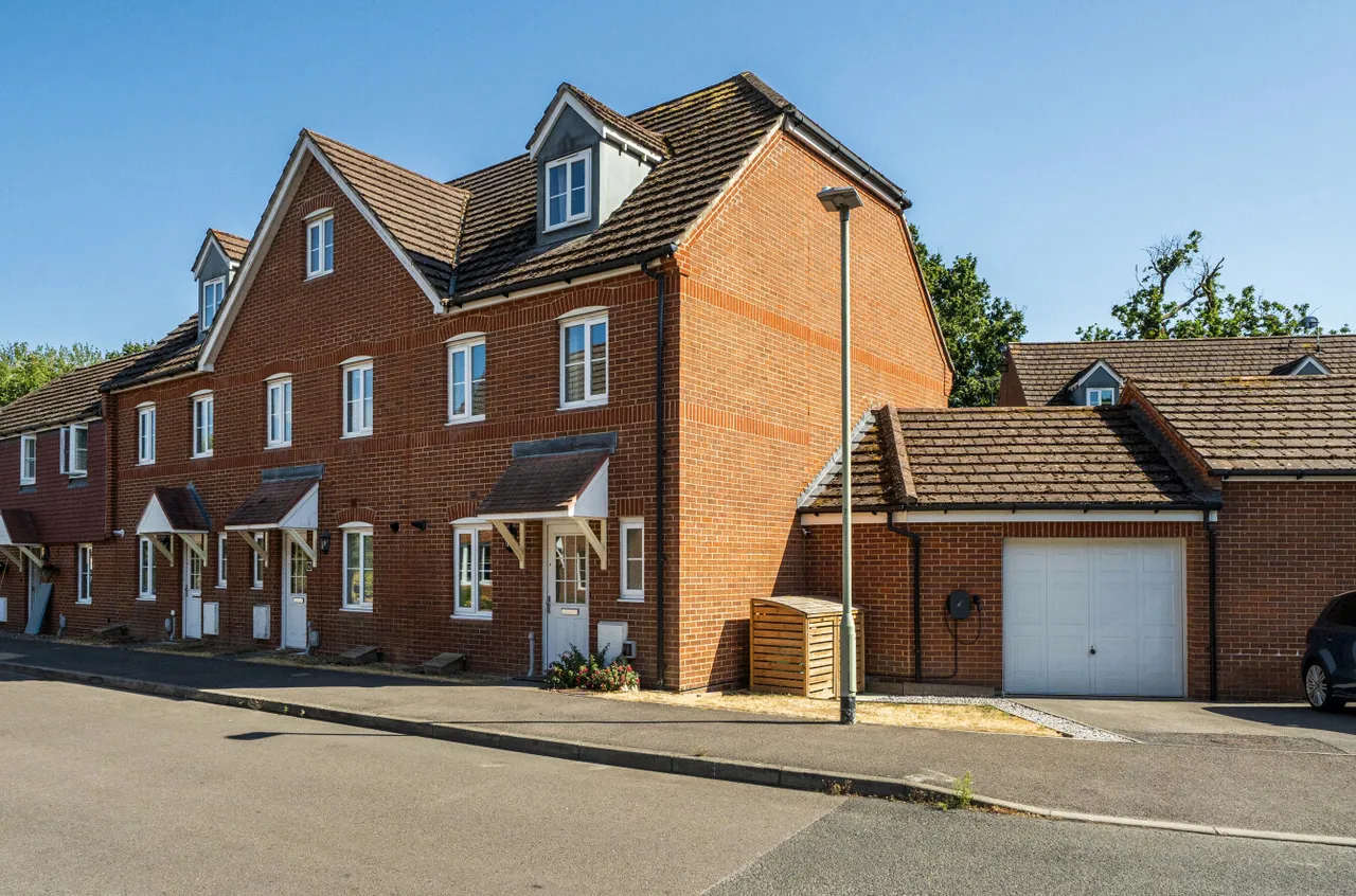 3 bed house for sale — Poperinghe Way, Arborfield, Reading, Berkshire, RG2 9LW