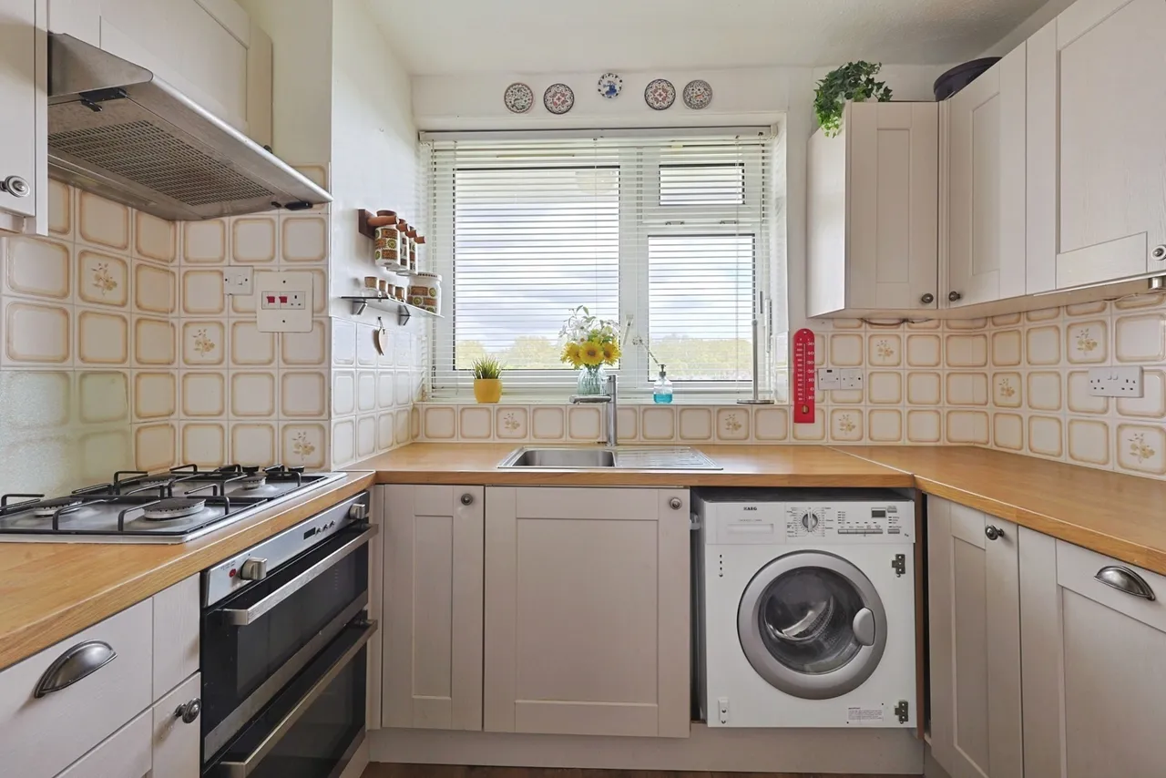 Watford Close, London, SW11, photo 2