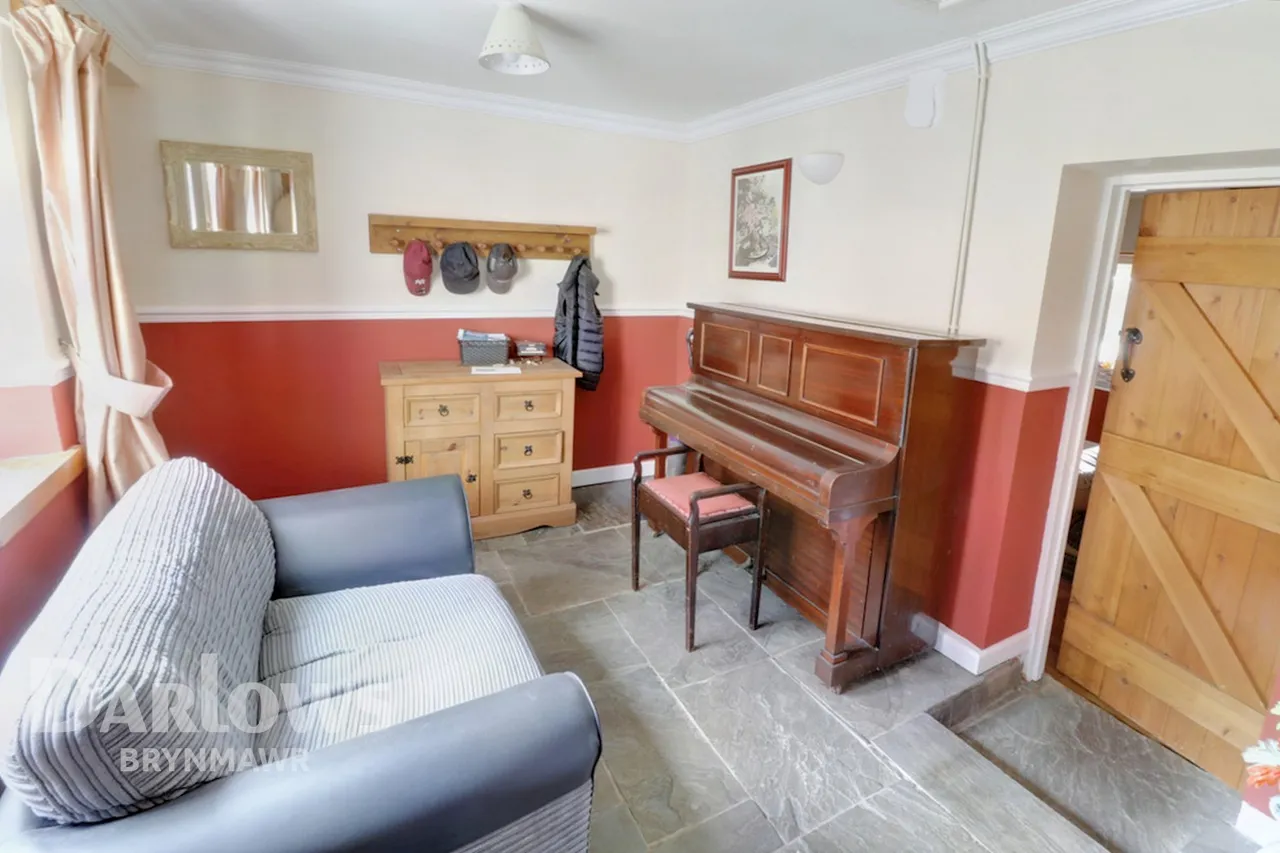 Cwm Farm Road, Six Bells, photo 3