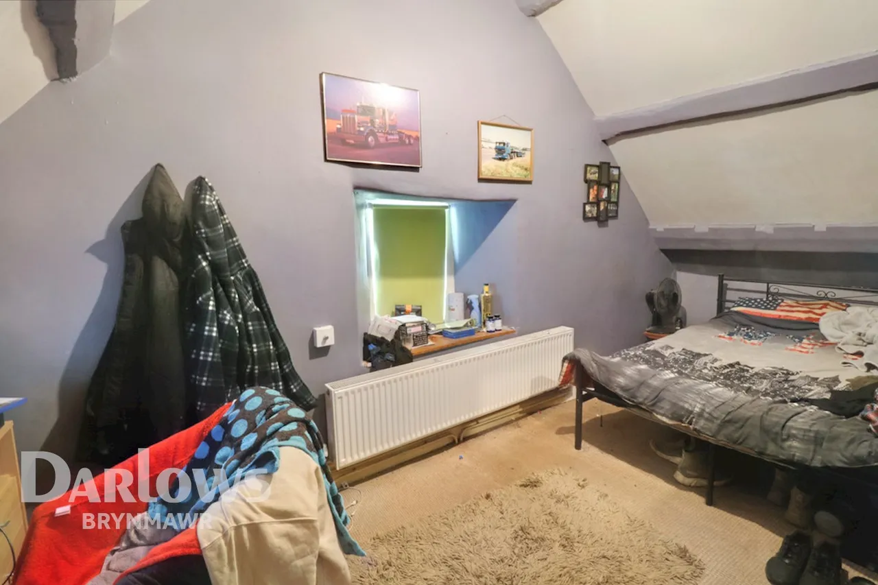 Cwm Farm Road, Six Bells, photo 13