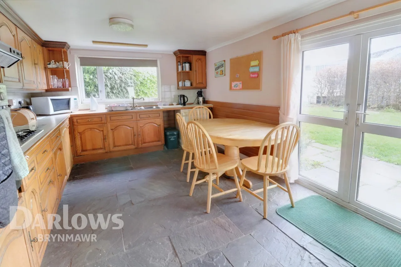 Cwm Farm Road, Six Bells, photo 8