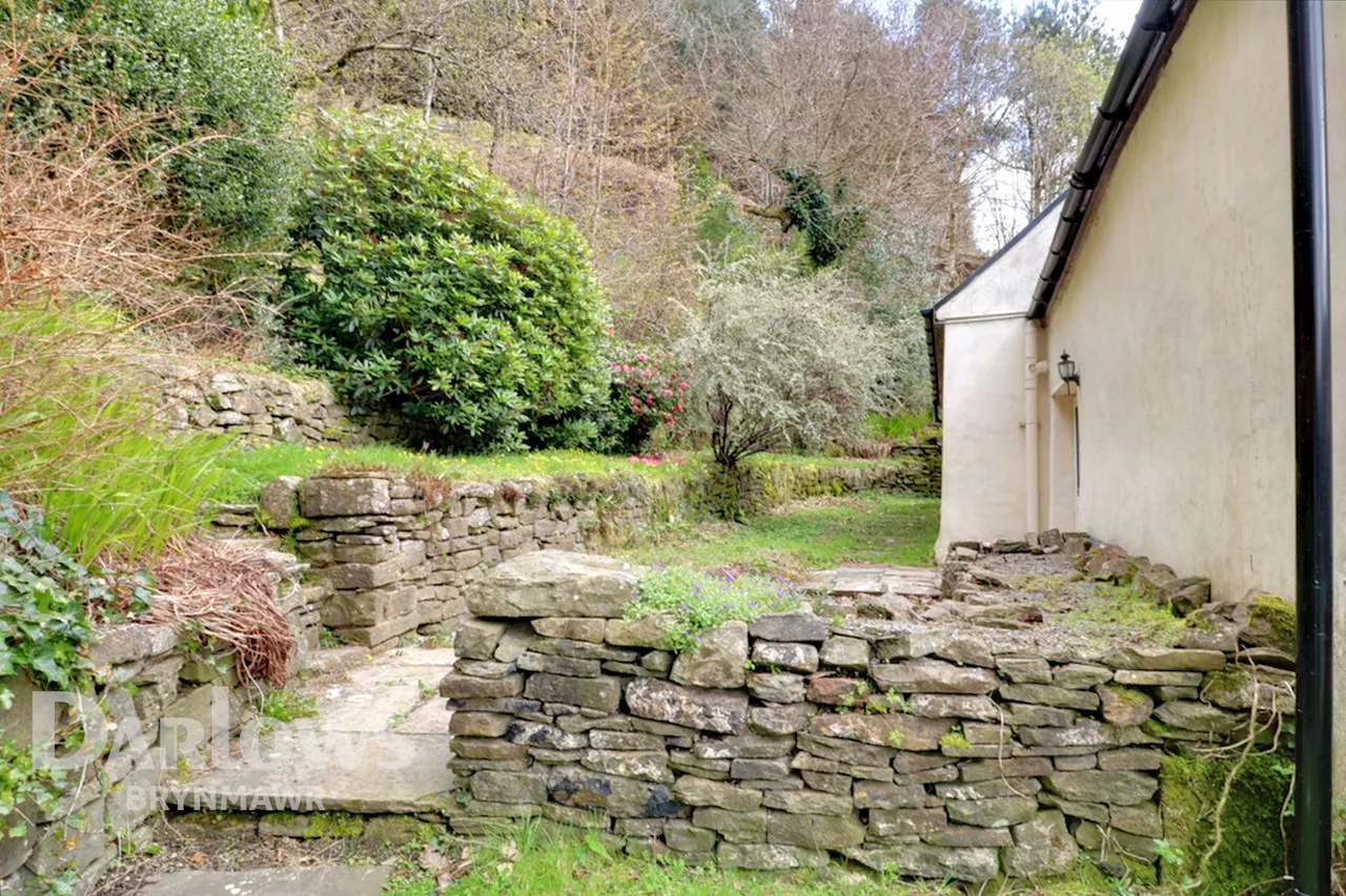 Cwm Farm Road, Six Bells, photo 21