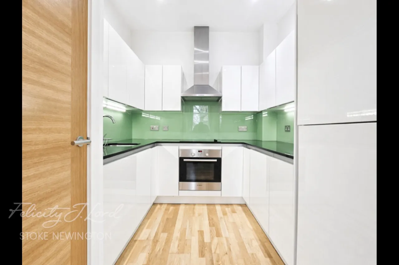 2 bed flat to rent, Stoke Newington High Street, N16