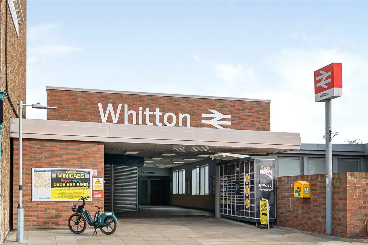 High Street, Whitton, TW2, photo 11
