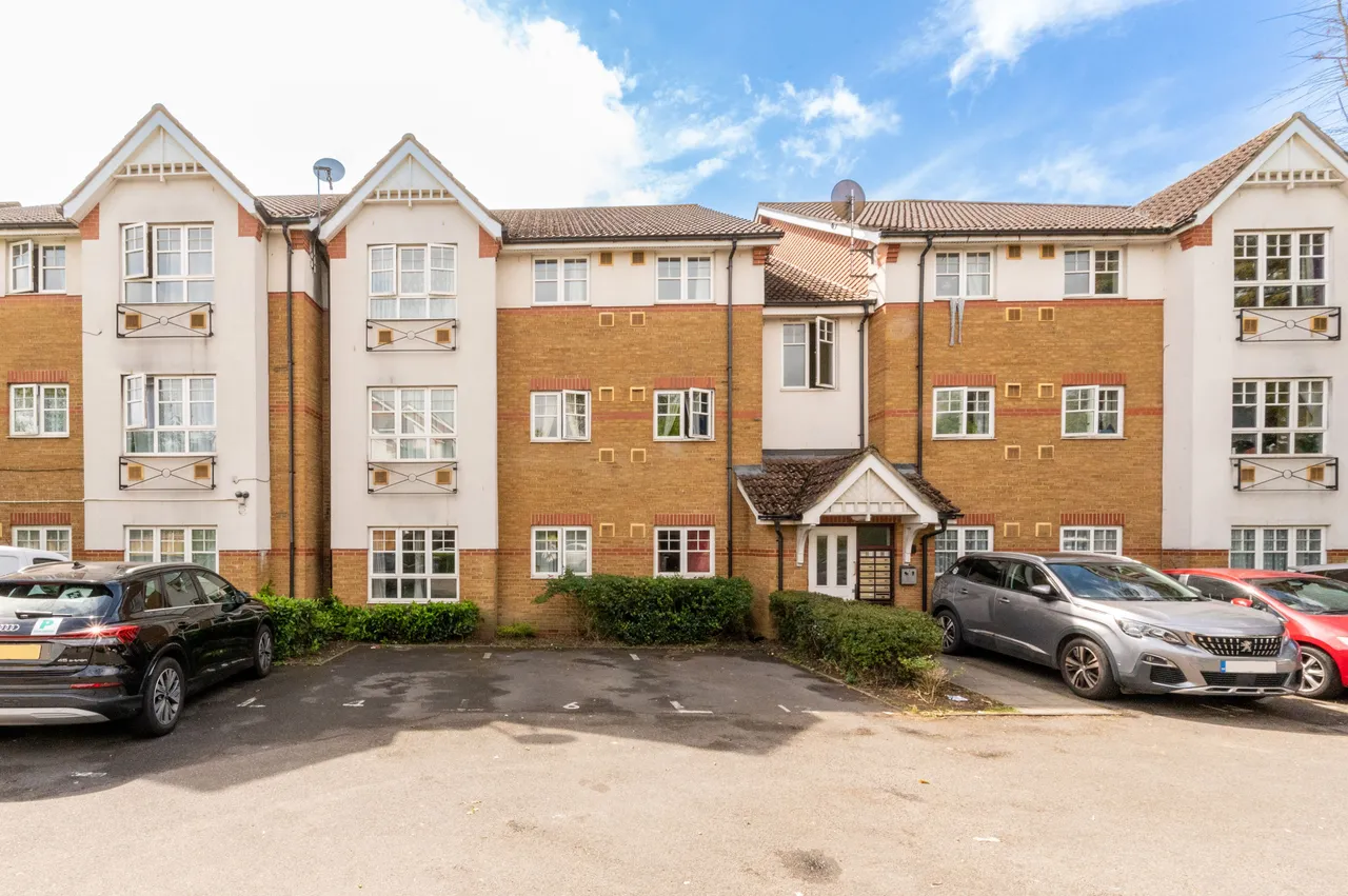 2 bed flat for sale — 20 Newcombe Gardens, Hounslow