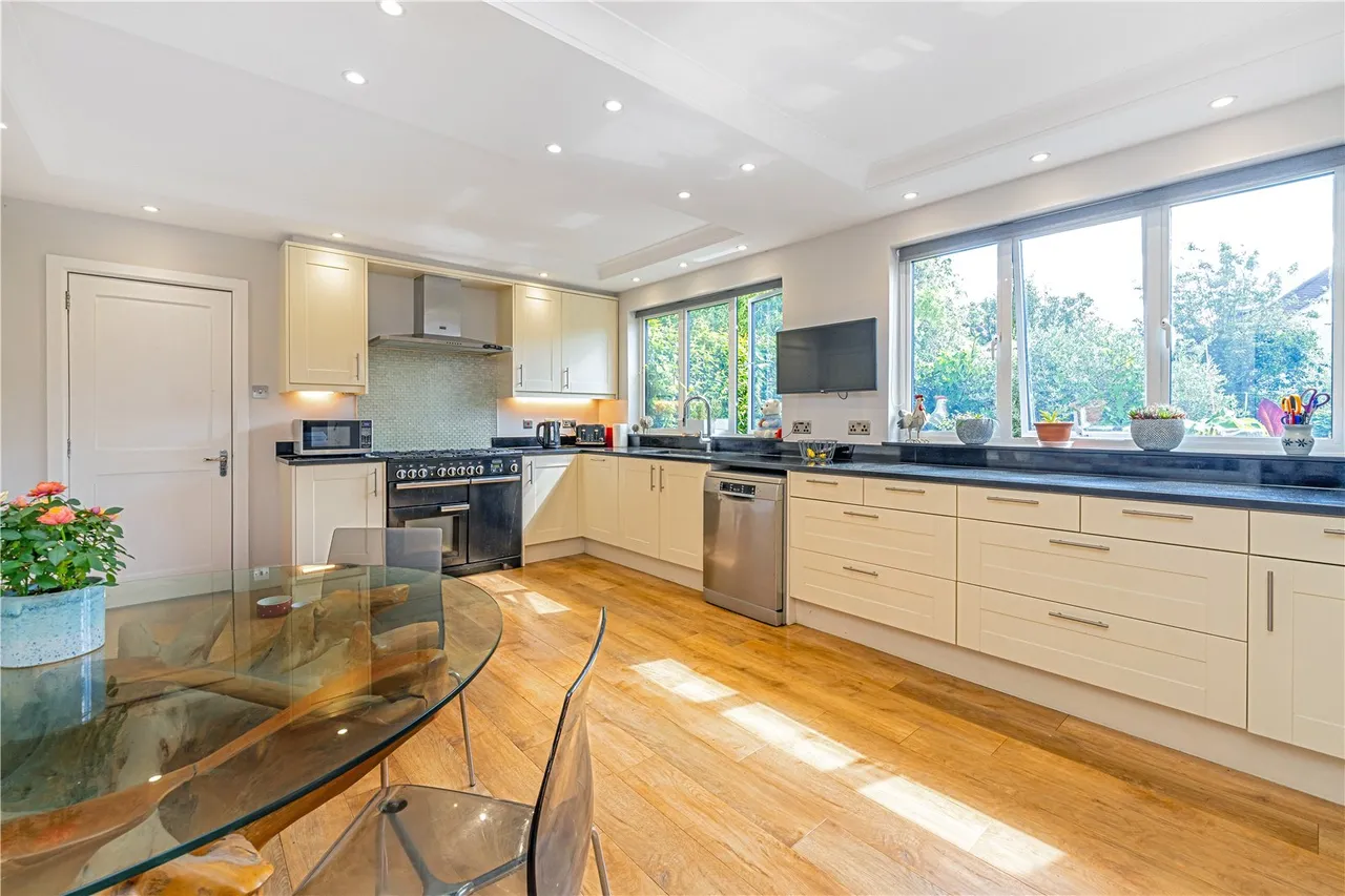 Howard Close, Hampton, TW12 2UB, photo 6