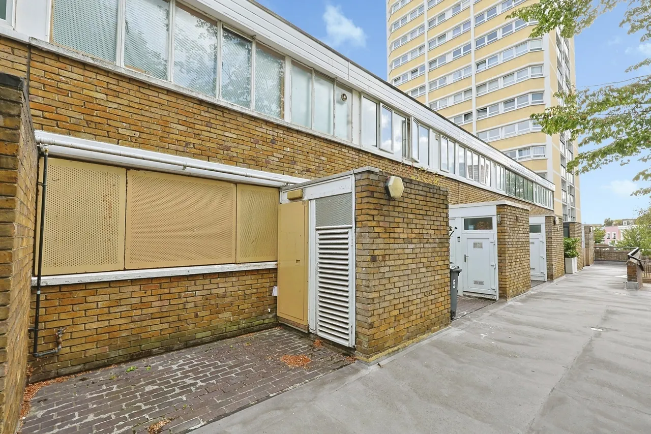 3 bed house for sale, Meadow Road, London, SW8