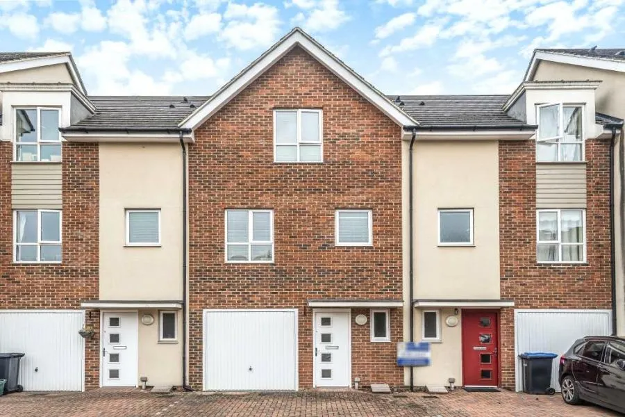 4 bed house for sale, Harrow Close, Addlestone, KT15