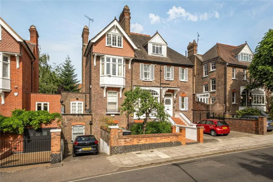 2 bed flat for sale, Daleham Gardens, London, NW3