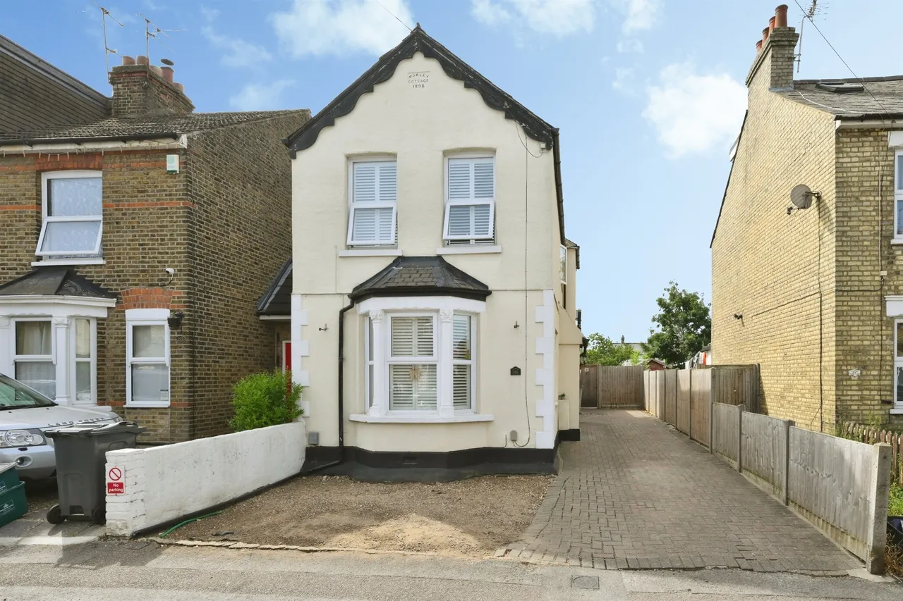 3 bed house for sale — Whitley Road, Hoddesdon