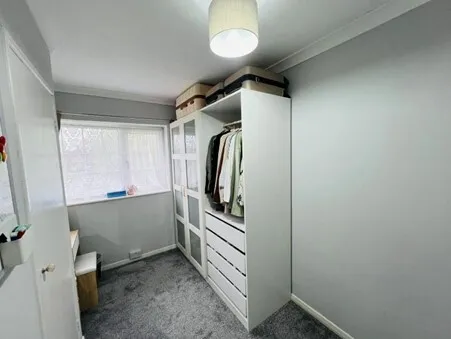 West Green, RH11, photo 10