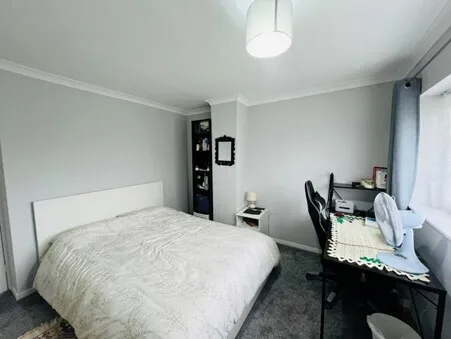 West Green, RH11, photo 8