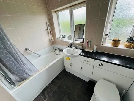 West Green, RH11, photo 11