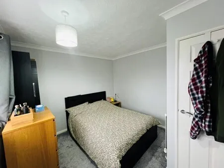 West Green, RH11, photo 9