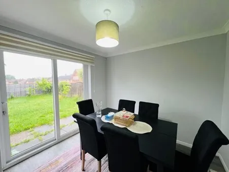 West Green, RH11, photo 5