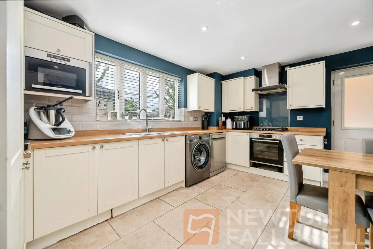 Leaf Avenue, Hampton Hargate, PE7, photo 3
