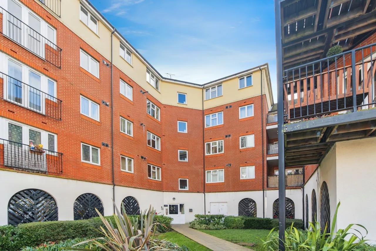 Pettacre Close, London, SE28, photo 2